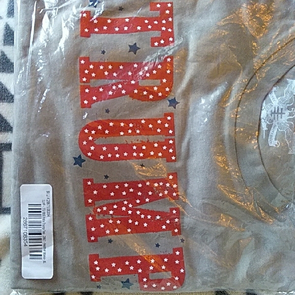 TRUMP Short Sleeve Tee with Red Star Pattern. Brand New In Package. Womens XL. - Picture 2 of 5